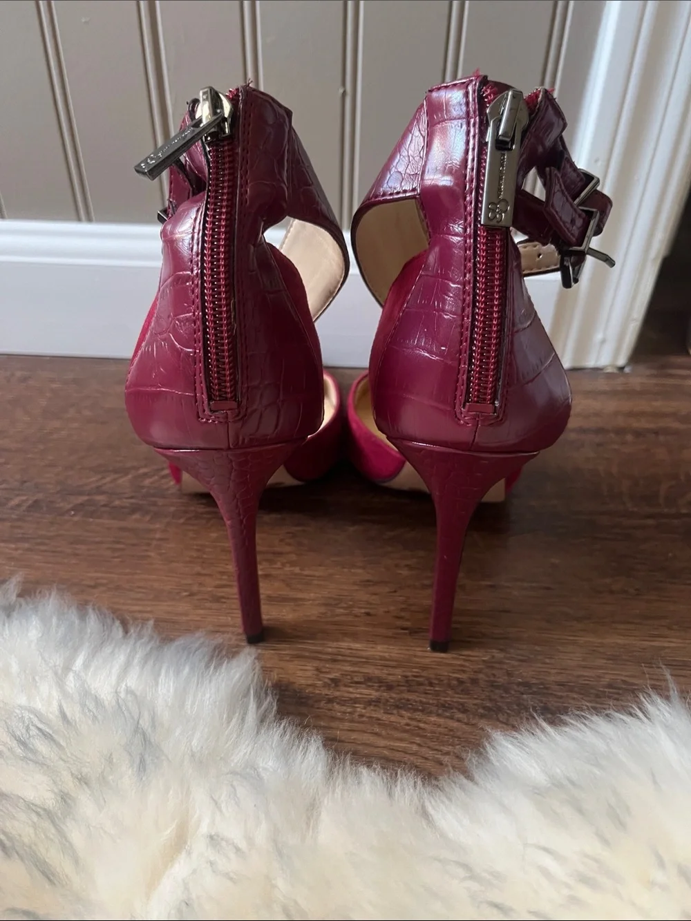 Gorgeous like new Jessica Simpson Crimson Pointed-Toe Ankle-Strap Heels